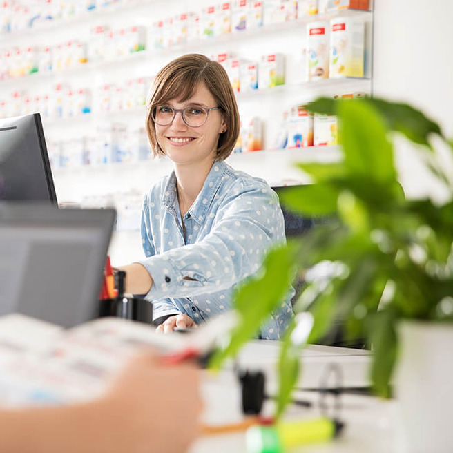Fröhliche Mitarbeiterin im Büro