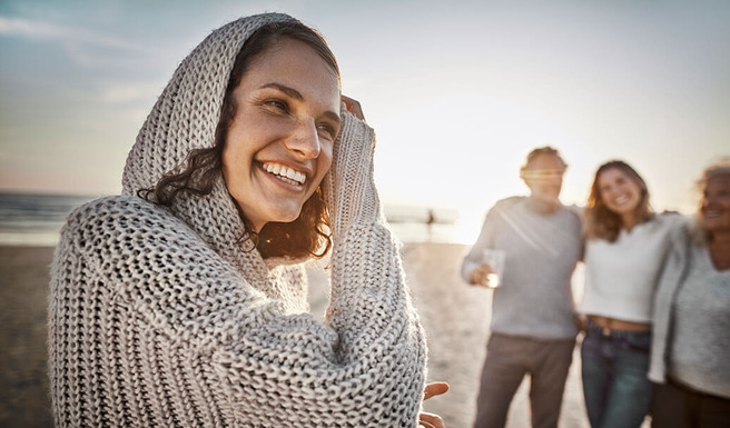 Freunde am Strand im Sonnenuntergang